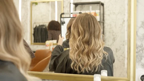 Photo Ardeco spécialiste des cheveux bouclés et des techniques de balayage