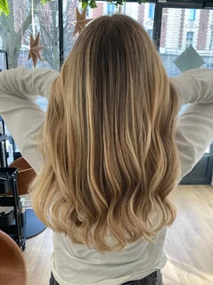 Photo Ardeco spécialiste des cheveux bouclés et des techniques de balayage