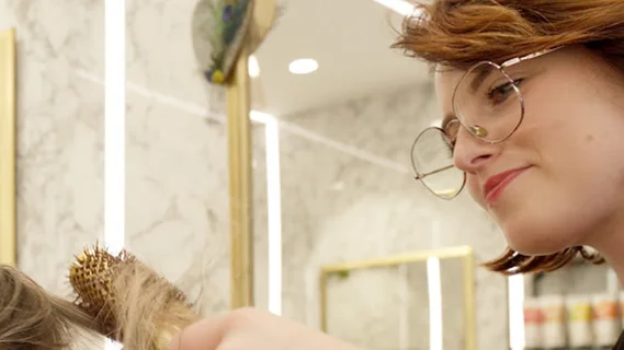 Photo Ardeco spécialiste des cheveux bouclés et des techniques de balayage